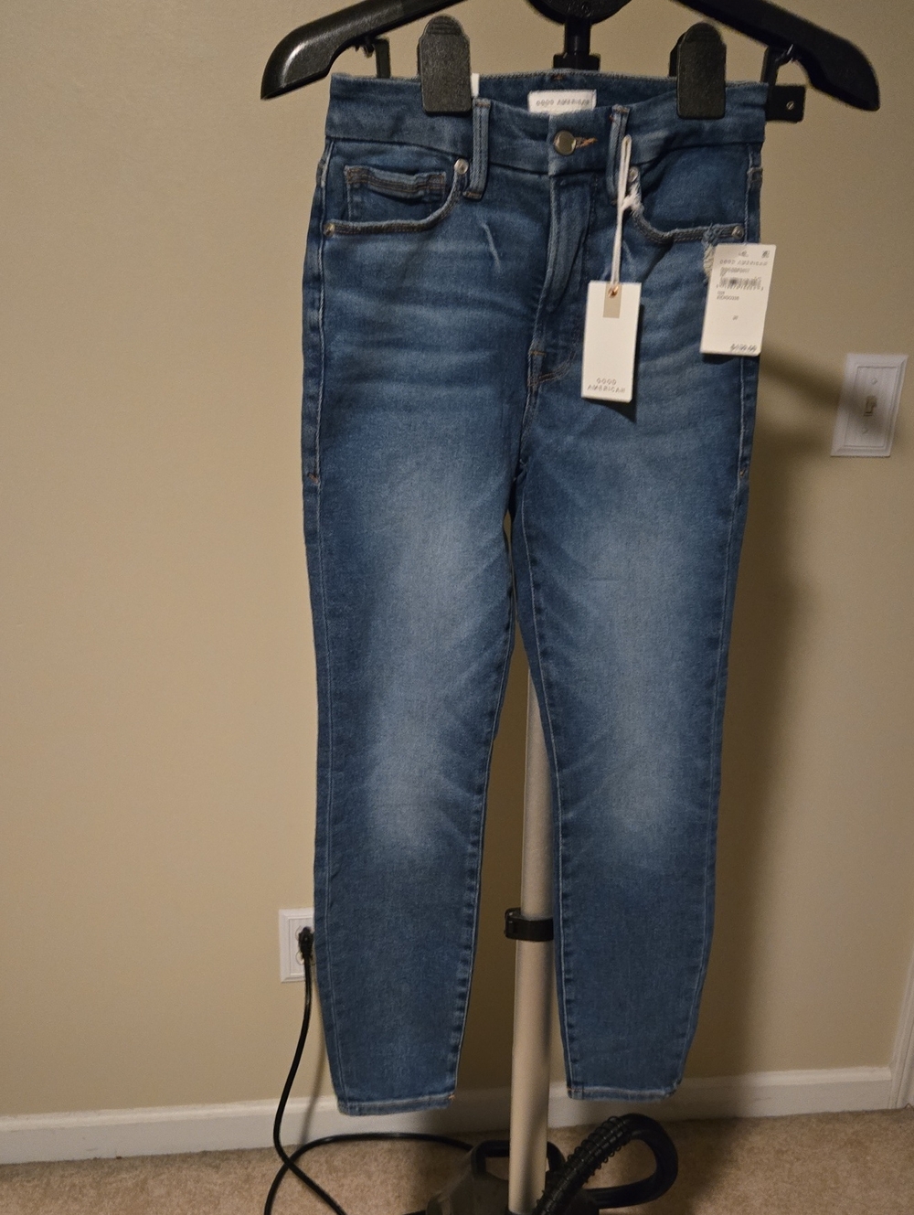 Good American Skinny Jeans in Medium Blue Wash